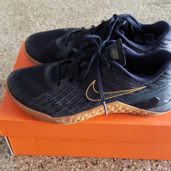 nike metcon 3 black and gold